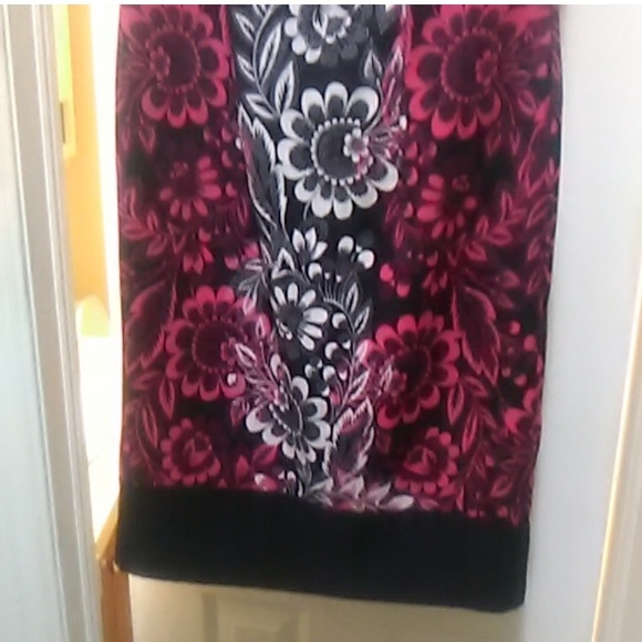 MAGGIE LONDON DESIGNER Sleeveless Black Dress w/ Pink & White Floral Pattern (6) - Picture 5 of 10